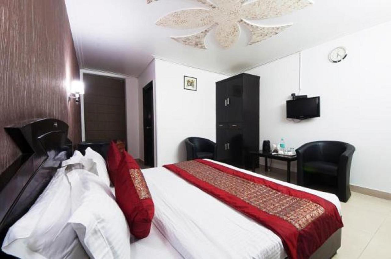 Airport Hotel Green Heights Нью-Дели Экстерьер фото